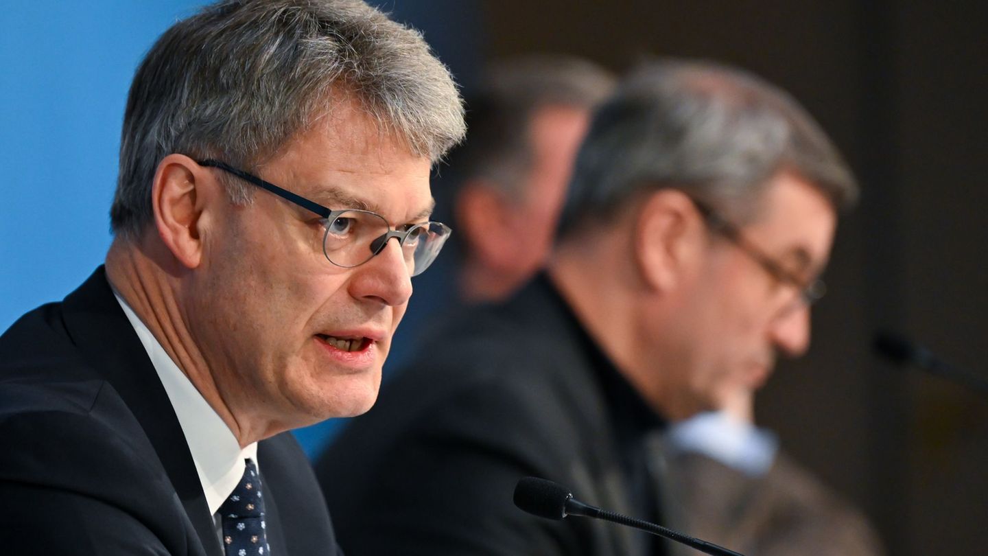 Bundesverkehrsminister Patrick Schnieder brachte auch viel Geld nach Bayern mit. Foto: Sven Hoppe/dpa