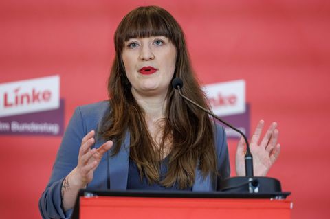 Heidi Reichinnek spricht auf einer Bühne