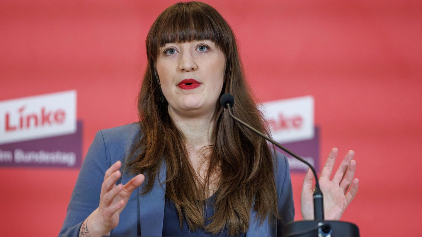 Heidi Reichinnek spricht auf einer Bühne