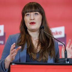 Heidi Reichinnek spricht auf einer Bühne