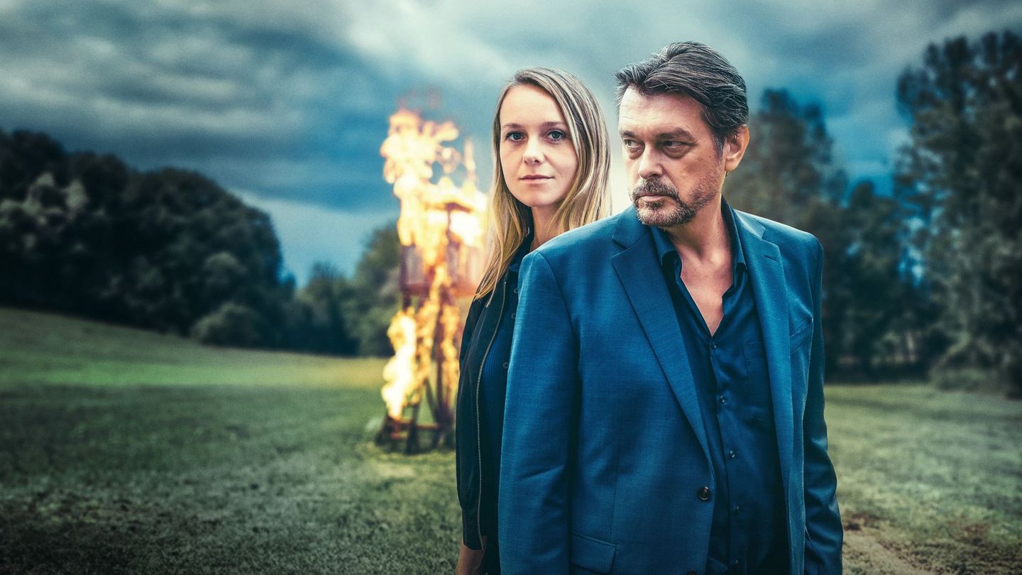 Auf drei Apfelbrenner wurden Brandanschläge verübt, zwei haben es nicht überlebt. Will sich jemand an den zehn Mitgliedern des Bundes rächen? Hat es mit dem Tod eines von ihnen vor einem Jahr zu tun? Das müssen Anni Sulmtaler (Anna Unterberger) und Sascha Bergmann (Hary Prinz) herausfinden.