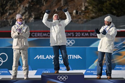 Johan-Olav Botn (m) denkt bei seinem größten Erfolg an seinen gestorbenen Teamkollegn Sivert Bakken. Foto: Hendrik Schmidt/dpa