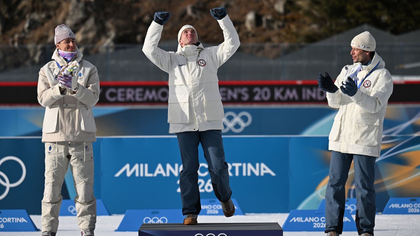 Johan-Olav Botn (m) denkt bei seinem größten Erfolg an seinen gestorbenen Teamkollegn Sivert Bakken. Foto: Hendrik Schmidt/dpa
