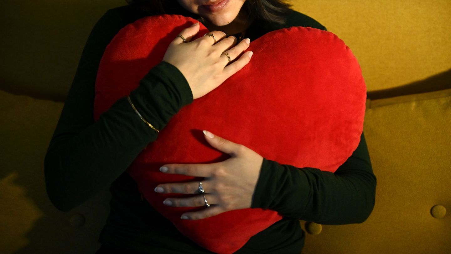 Die Liebe steht im Zentrum des Valentinstags am 14. Februar. (Symbolbild) Foto: Elisa Schu/dpa