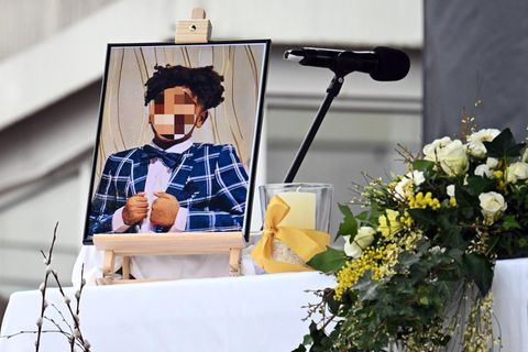 Ein Bild von Yosef steht während der Trauerfeier auf dem Altar