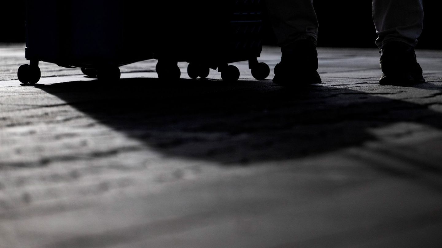 Ein darin befindliches Gerät führte die Ermittler zum gestohlenen Koffer. (Symbolbild) Foto: Marijan Murat/dpa