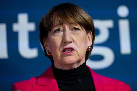 VDA-Chefin Hildegard Müller warnt vor weiteren Stellenverlagerungen der Autoindustrie ins Ausland. (Archivbild) Foto: Sven Hoppe