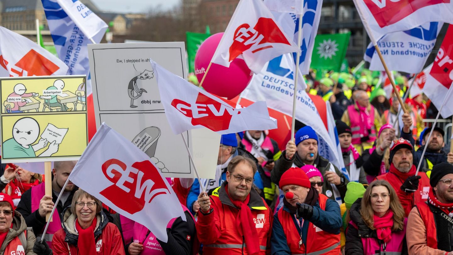 Nach Gewerkschaftsangaben demonstrierten 16.000 Streikende und Beamte in Düsseldorf. Foto: Thomas Banneyer/dpa