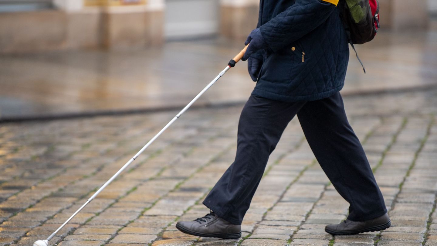 Die Polizei sucht nun nach den Tätern, die den Mann mit Sehbehinderungen bestohlen und beleidigt haben. (Symbolbild) Foto: Monik