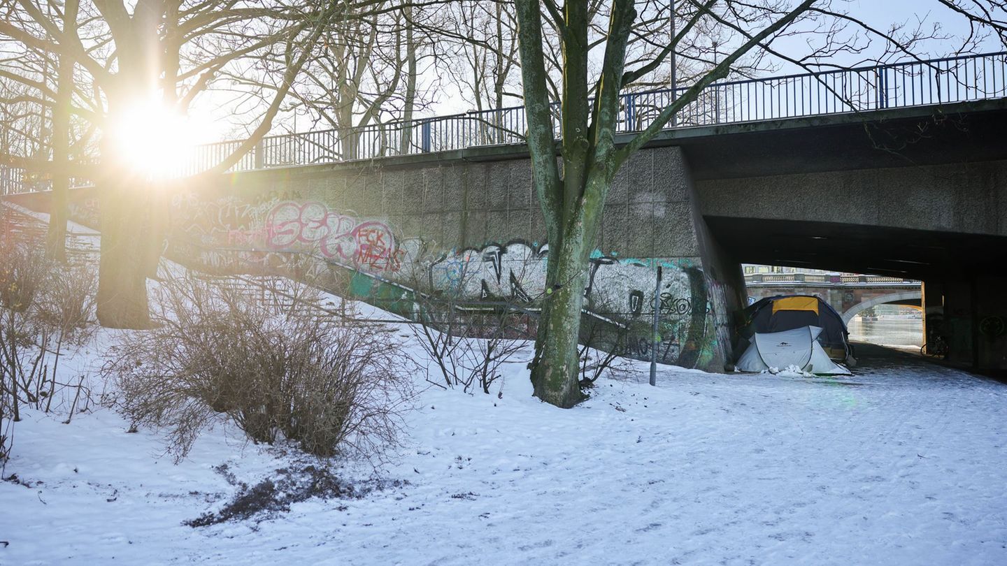 Mindestens drei Obdachlose sind allein im Januar auf der Straße gestorben. (Symbolbild) Foto: Christian Charisius/dpa