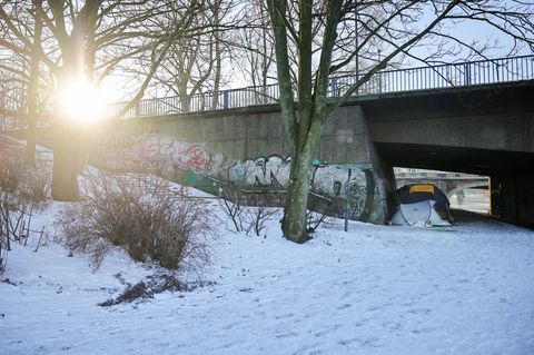 Mindestens drei Obdachlose sind allein im Januar auf der Straße gestorben. (Symbolbild) Foto: Christian Charisius/dpa