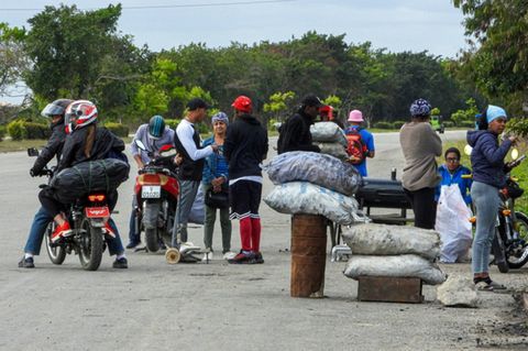 Holzkohleverkauf am Straßenrand in Havanna