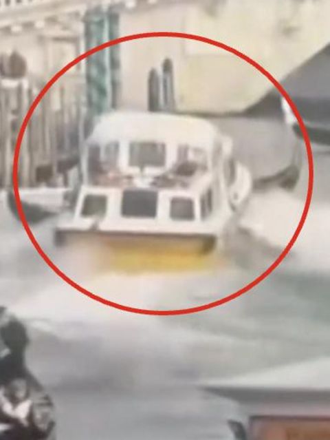 Fähre rast unkontrolliert durch Kanal in Venedig – Touristen aus Gondel geworfen