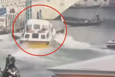 Fähre rast unkontrolliert durch Kanal in Venedig – Touristen aus Gondel geworfen