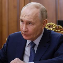 Wladimir Putin sitzt an einem Tisch