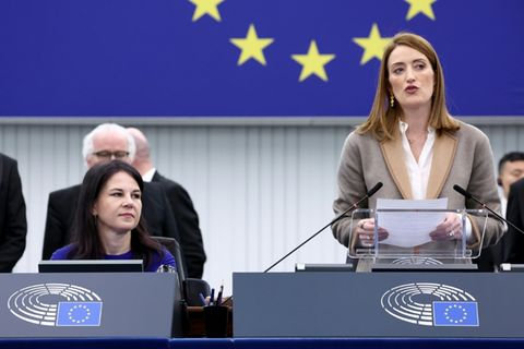 Baerbock (l.) im EU-Parlament in Straßburg