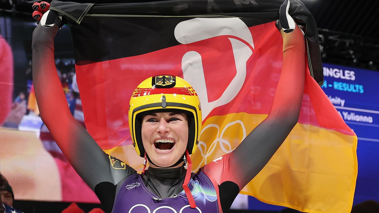 Größter Erfolg ihrer Karriere: Julia Taubitz jubelt mit Deutschland-Fahne über den Olympia-Sieg