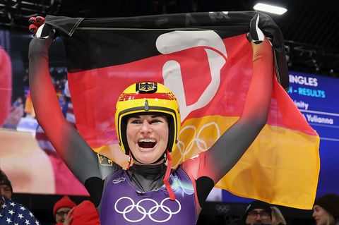 Größter Erfolg ihrer Karriere: Julia Taubitz jubelt mit Deutschland-Fahne über den Olympia-Sieg
