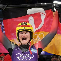 Größter Erfolg ihrer Karriere: Julia Taubitz jubelt mit Deutschland-Fahne über den Olympia-Sieg