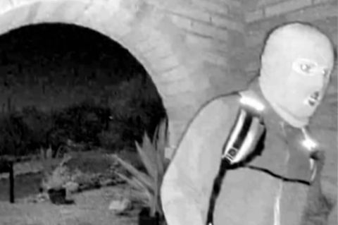 Dieses vom FBI zur Verfügung gestellte Bild zeigt Überwachungsaufnahmen aus dem Haus von Nancy Guthrie, Mutter der US-Moderatorin Savannah Guthrie, in der Nacht, in der sie verschwand