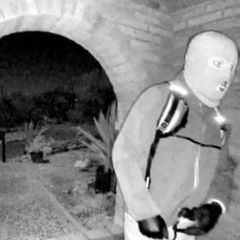 Dieses vom FBI zur Verfügung gestellte Bild zeigt Überwachungsaufnahmen aus dem Haus von Nancy Guthrie, Mutter der US-Moderatorin Savannah Guthrie, in der Nacht, in der sie verschwand