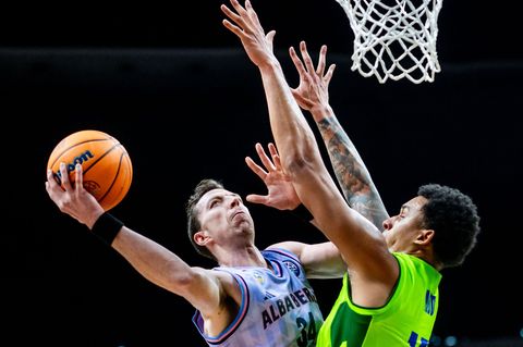Albas Justin Bean setzt sich unter dem Korb durch. Foto: Julius Frick/dpa