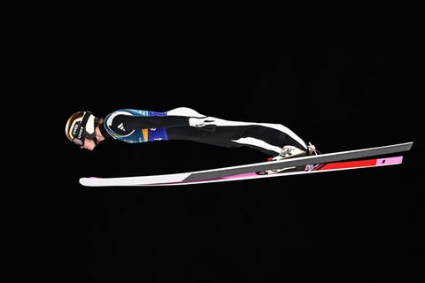 Marius Lindvik gewann Silber im Mixed-Team und sprach danach auch über Philipp Raimund. Foto: Daniel Karmann/dpa