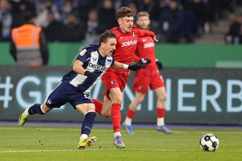 Michał Karbownik (l., Hertha BSC) und Philipp Treu (SC Freiburg) kämpfen um den Ball