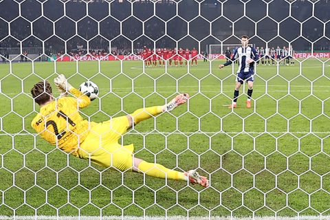 Klemens verschoss den entscheidenden Strafstoß. Foto: Andreas Gora/dpa