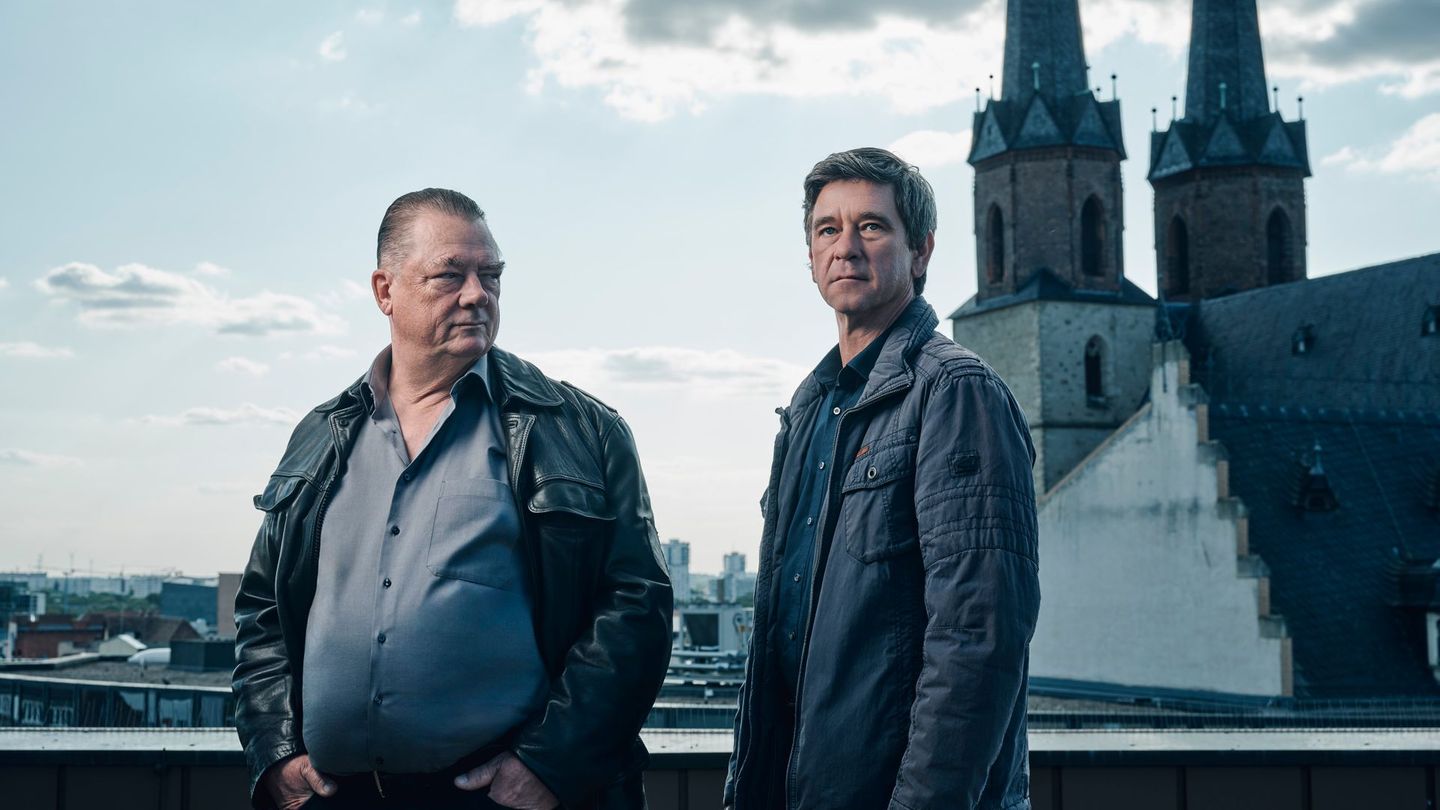 Die Kommissare Henry Koitzsch (Peter Kurth, links) und Michael Lehmann (Peter Schneider) ermitteln – wohl zum letzten Mal – gemeinsam in Halle. Wer sich an die erste Folge erinnern kann, weiß: Es muss noch ein Mörder gefunden werden! Selten war ein Krimi so sehr Milieu- und Lebensgefühl-Studie wie diese Ballade Deutschland-Ost.