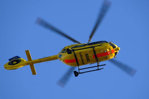 Der Rettungs- und Intensivtransporthubschrauber "Christoph 77" der ADAC-Luftrettung fliegt am Himmel. (Symbolbild) Foto: Robert