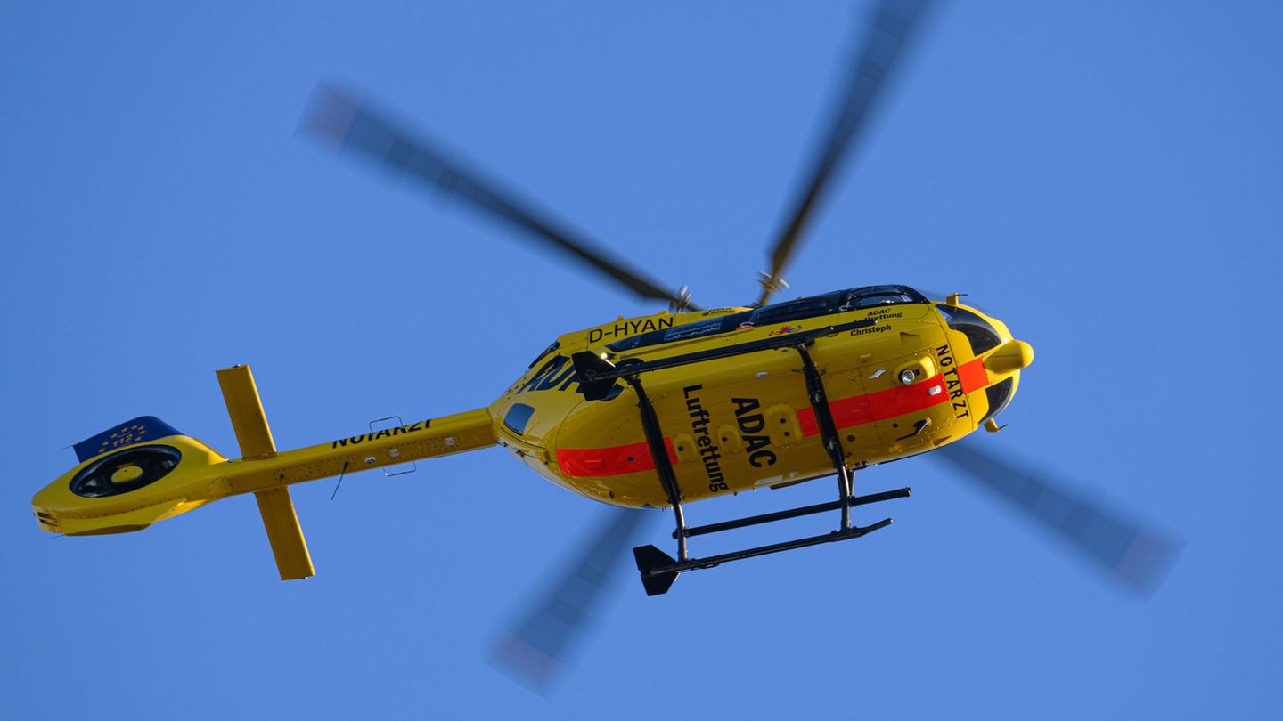 Der Rettungs- und Intensivtransporthubschrauber "Christoph 77" der ADAC-Luftrettung fliegt am Himmel. (Symbolbild) Foto: Robert