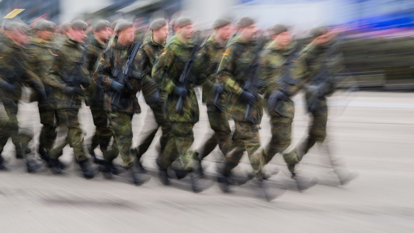 Auch in die Bundeswehr wird kräftig investiert. (Symbolbild) Foto: Julian Stratenschulte/dpa