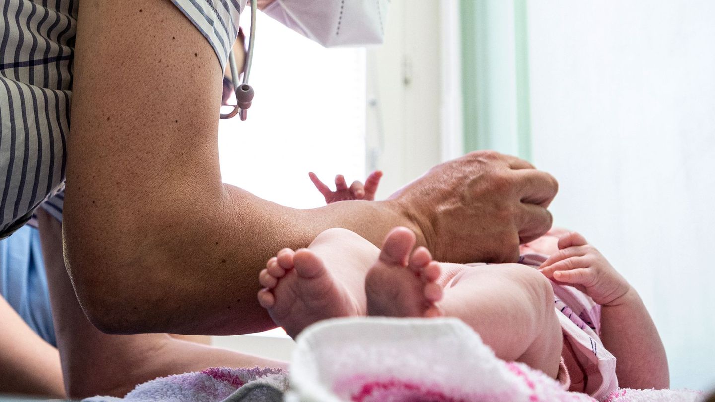 Die IKK Südwest rät zur RSV-Prophylaxe. (Symbolbild) Foto: Fabian Sommer/dpa