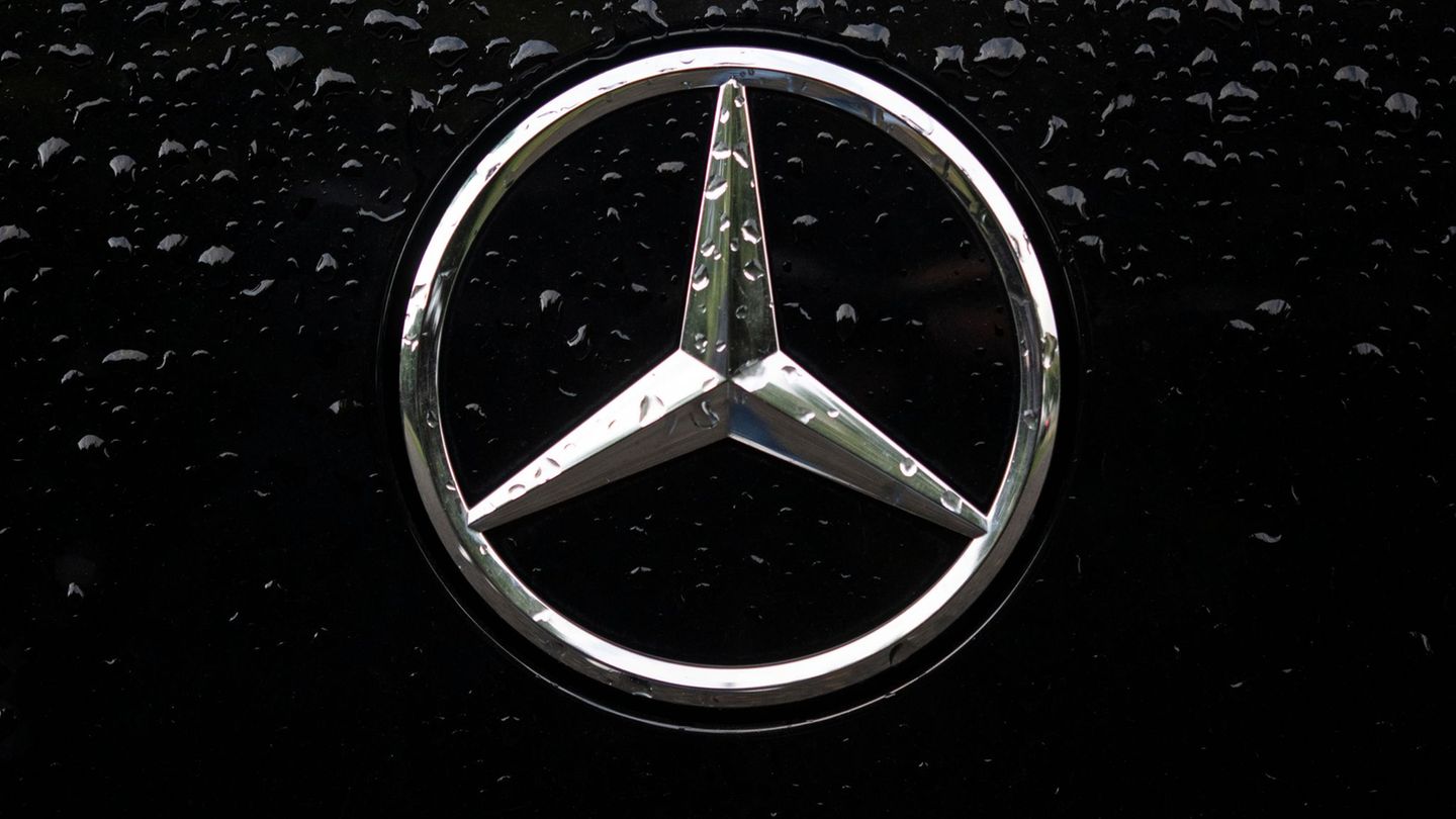 Mercedes-Benz: Kosten sollen runter. (Archivbild) Foto: Marijan Murat/dpa