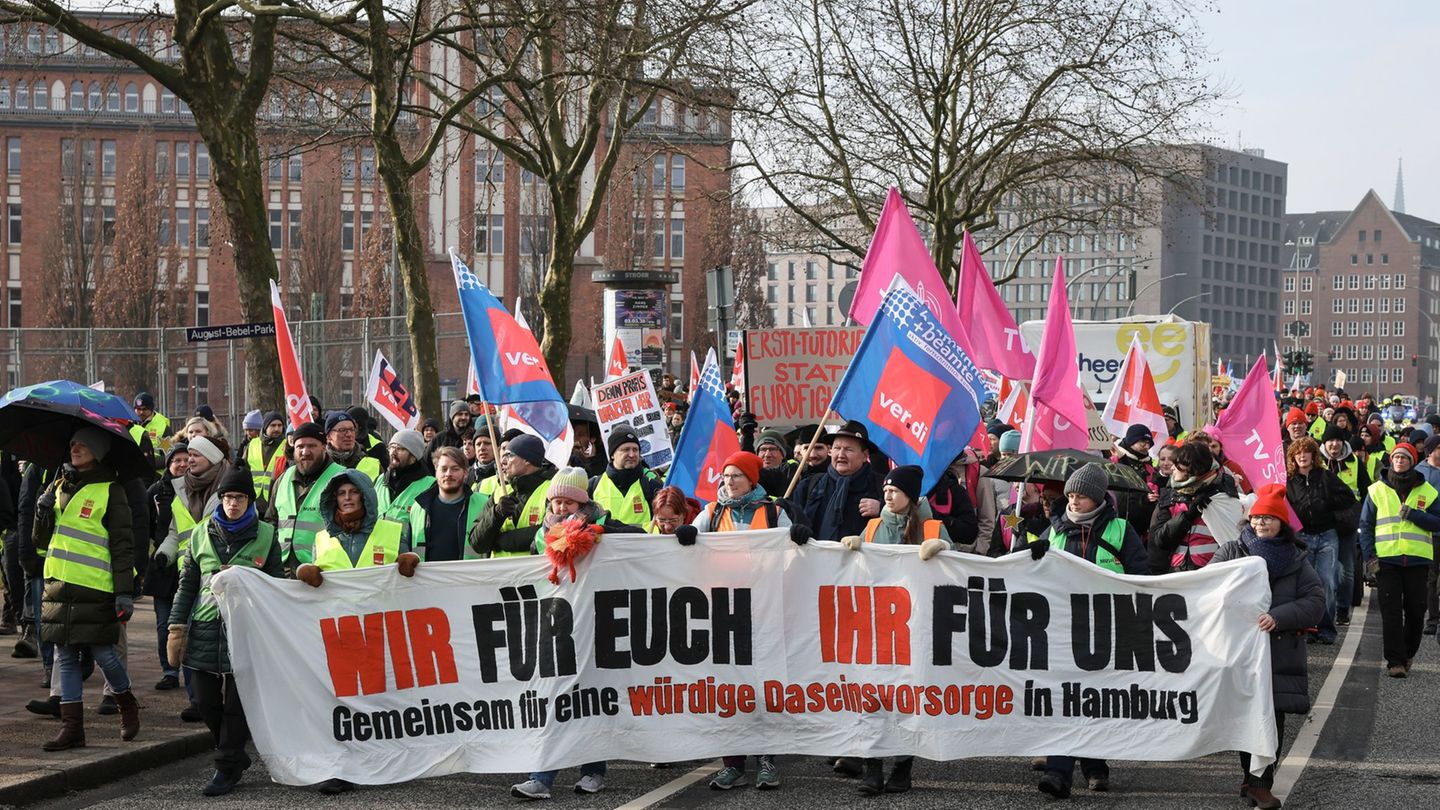 Nach tagelangen Protesten wie hier in Hamburg gehen die Tarifverhandlungen in die wohl letzte Runde. (Archivfoto) Foto: Christia