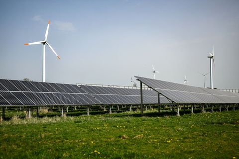Viele Menschen verbinden die Energiewende der Umfrage zufolge tendenziell eher mit Risiken als mit Chancen. (Symbolbild) Foto: J