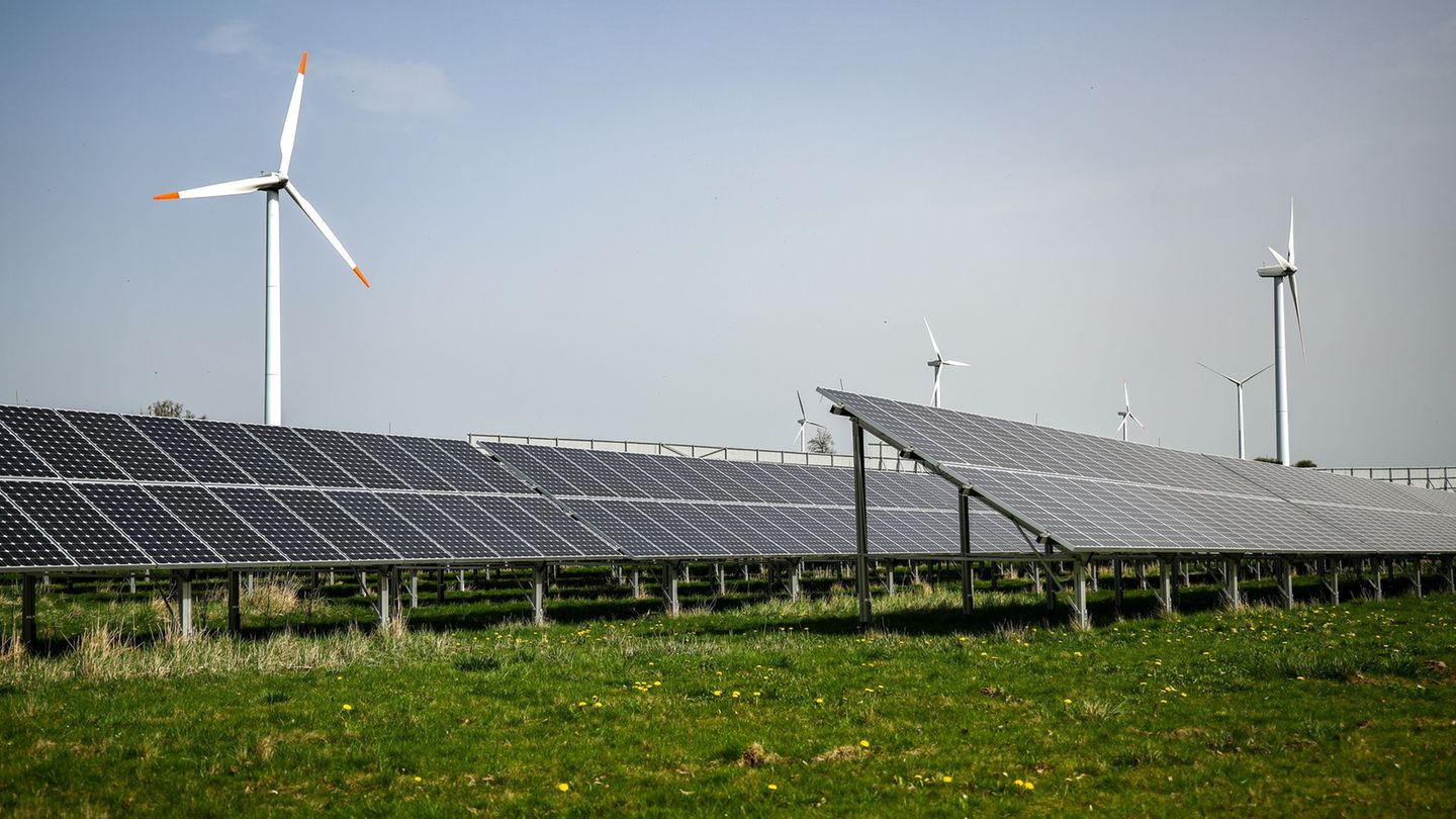 Viele Menschen verbinden die Energiewende der Umfrage zufolge tendenziell eher mit Risiken als mit Chancen. (Symbolbild) Foto: J