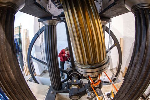 Über das große Schwungrad der Dampfmaschine wurden damals mehrere Maschinen betrieben. Foto: Jens Büttner/dpa