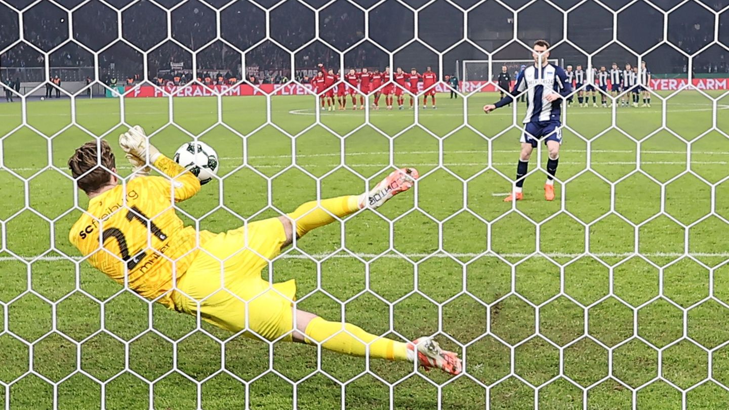 Freiburgs Keeper Florian Müller pariert im Elfmeterschießen gegen Hertha BSC zwei Schüsse. Foto: Andreas Gora/dpa