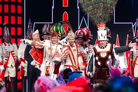 "Kölle Alaaf - Die Mädchensitzung": Die Kölner Prinzengarde auf der Bühne.