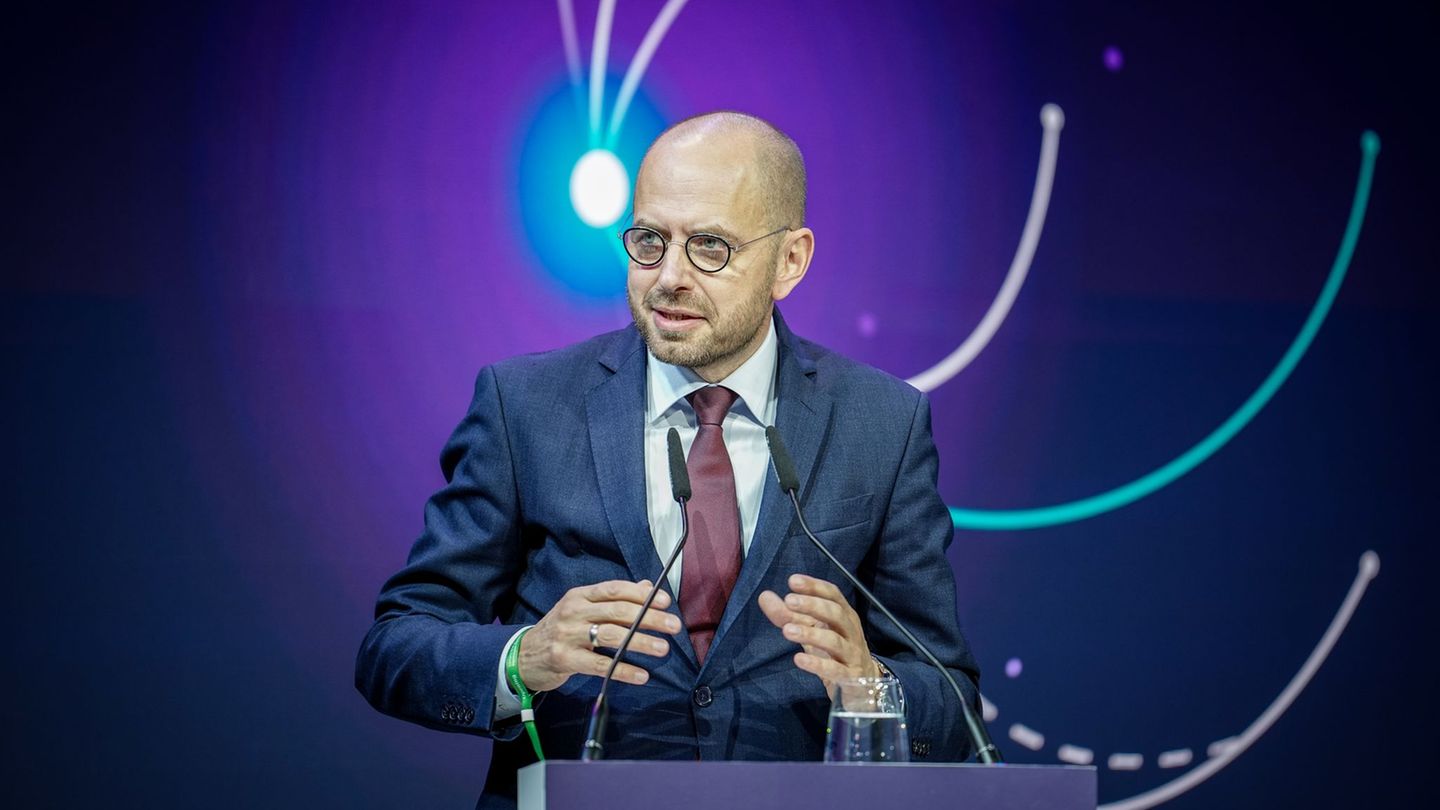 Siemens-Energy-Chef Christian Bruch kann sich über einen starken Start ins Jahr freuen. (Archivbild) Foto: Kay Nietfeld/dpa