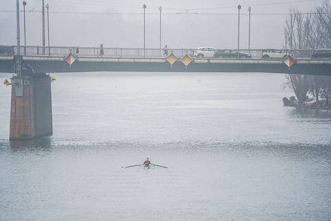 Achtung Nass: Wer in den kommenden Tagen das Haus verlässt, sollte sich auf Regen einstellen. (Symbolbild) Foto: Andreas Arnold/