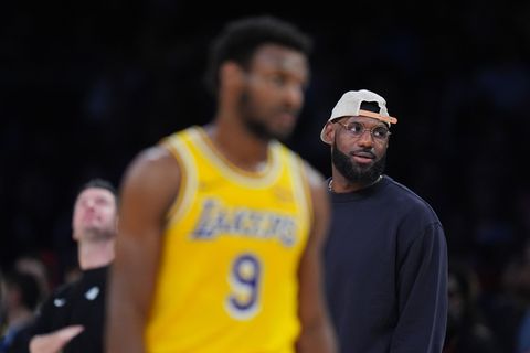 LeBron James konnte bei der deutlichen Niederlage der Lakers nur vom Spielfeldrand zusehen. Foto: Jae C. Hong/AP/dpa