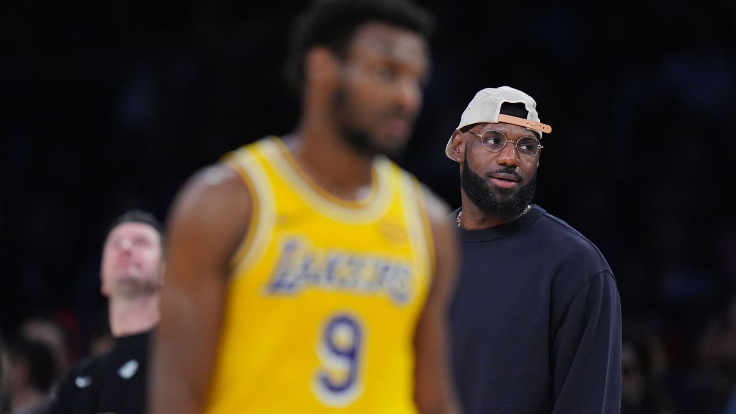 LeBron James konnte bei der deutlichen Niederlage der Lakers nur vom Spielfeldrand zusehen. Foto: Jae C. Hong/AP/dpa
