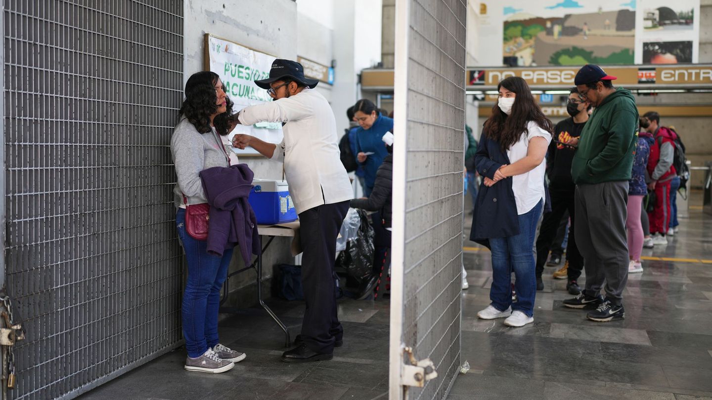 Selbst in U-Bahn-Stationen wird geimpft: Schutz vor Masern in Mexiko. Foto: Eduardo Verdugo/AP/dpa