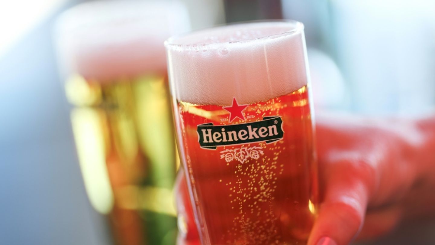Glas mit Bier von Heineken