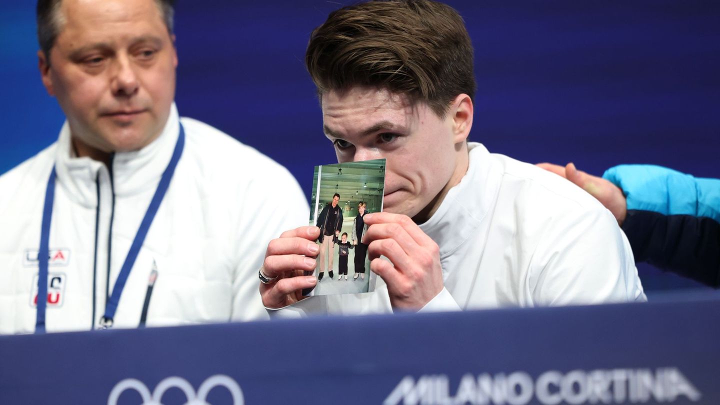 Maxim Naumov hielt nach seinem Auftritt ein Bild in die Kamera, das ihn als Dreijährigen mit seinen Eltern zeigt. Foto: Li Ming/