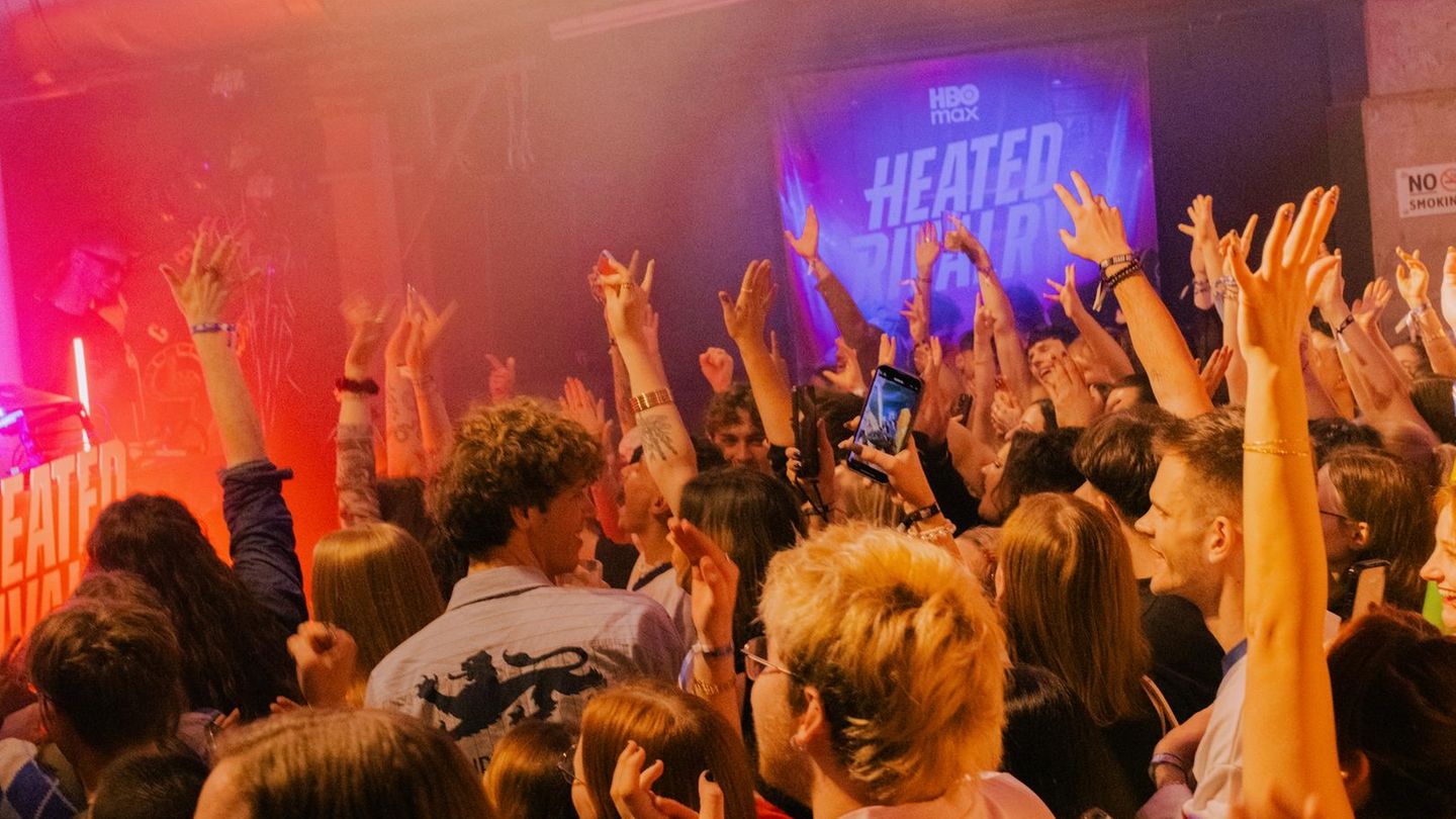 Heated Rivalry-Fans feiern eine Party