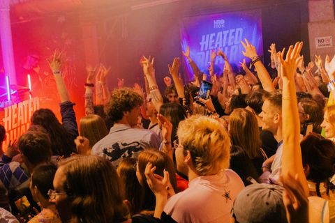 Heated Rivalry-Fans feiern eine Party